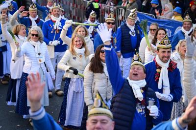Umzug und Tonnenrennen in Niederkassel
